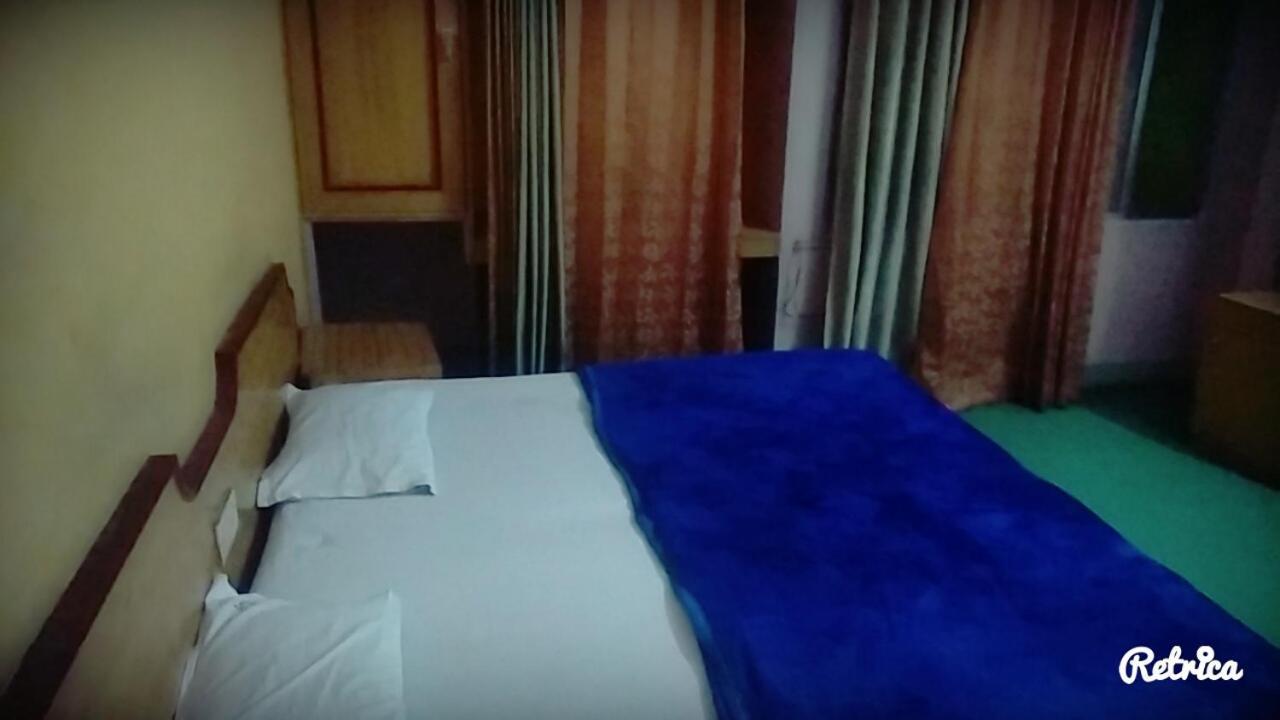 New Crown Hotel 印多尔 外观 照片