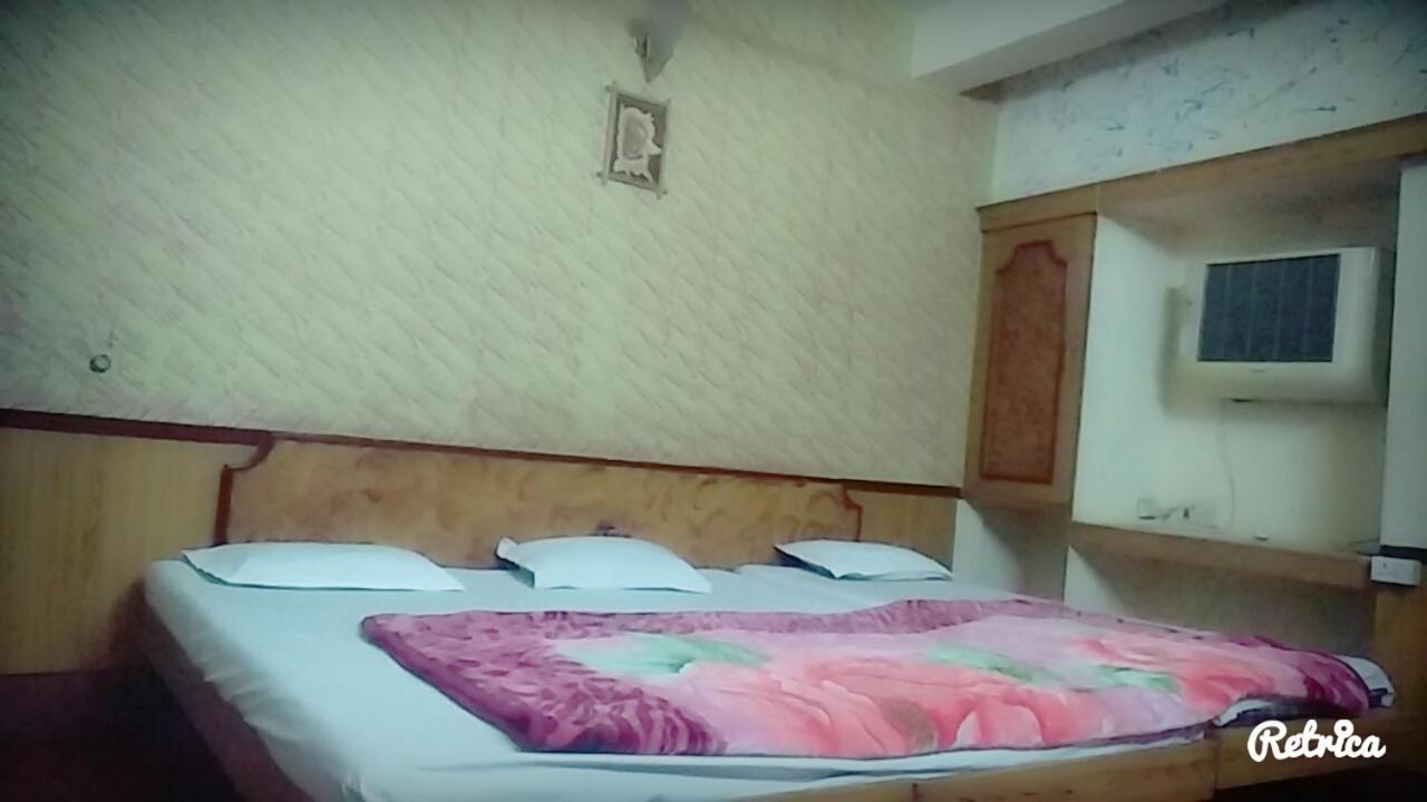 New Crown Hotel 印多尔 外观 照片